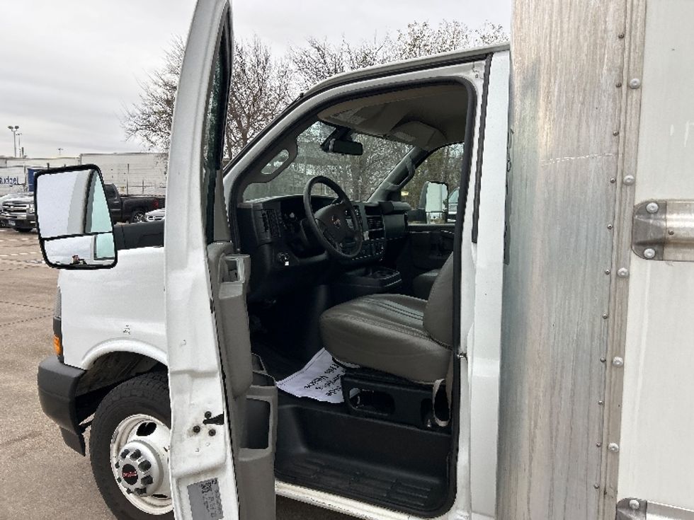 Light Duty Box Truck-Light and Medium Duty Trucks-GMC-2021-Savana G33903-Arlington-TX-114,260\n\t\tmiles-$ 27,750 - Image 13