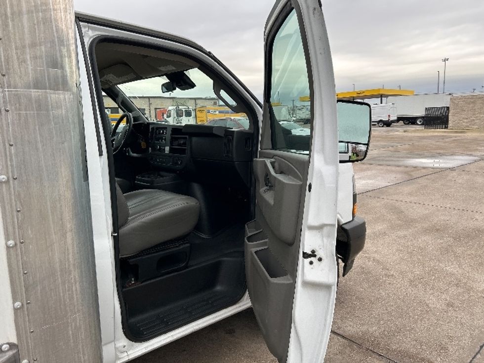 Light Duty Box Truck-Light and Medium Duty Trucks-GMC-2021-Savana G33903-Arlington-TX-114,260\n\t\tmiles-$ 27,750 - Image 17