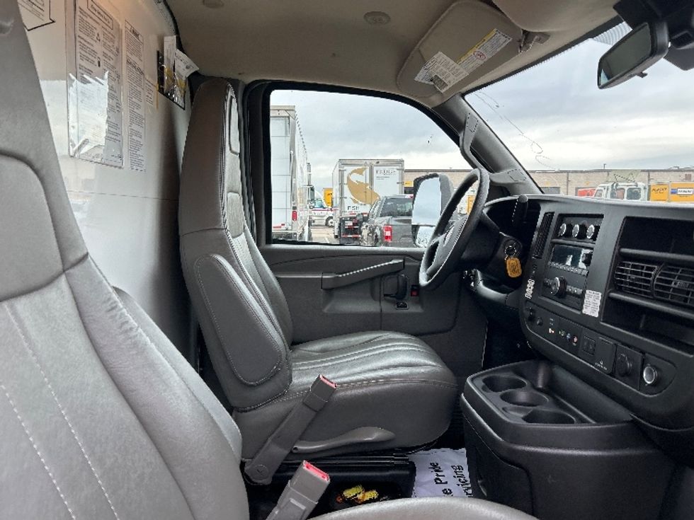 Light Duty Box Truck-Light and Medium Duty Trucks-GMC-2021-Savana G33903-Arlington-TX-114,260\n\t\tmiles-$ 27,750 - Image 19