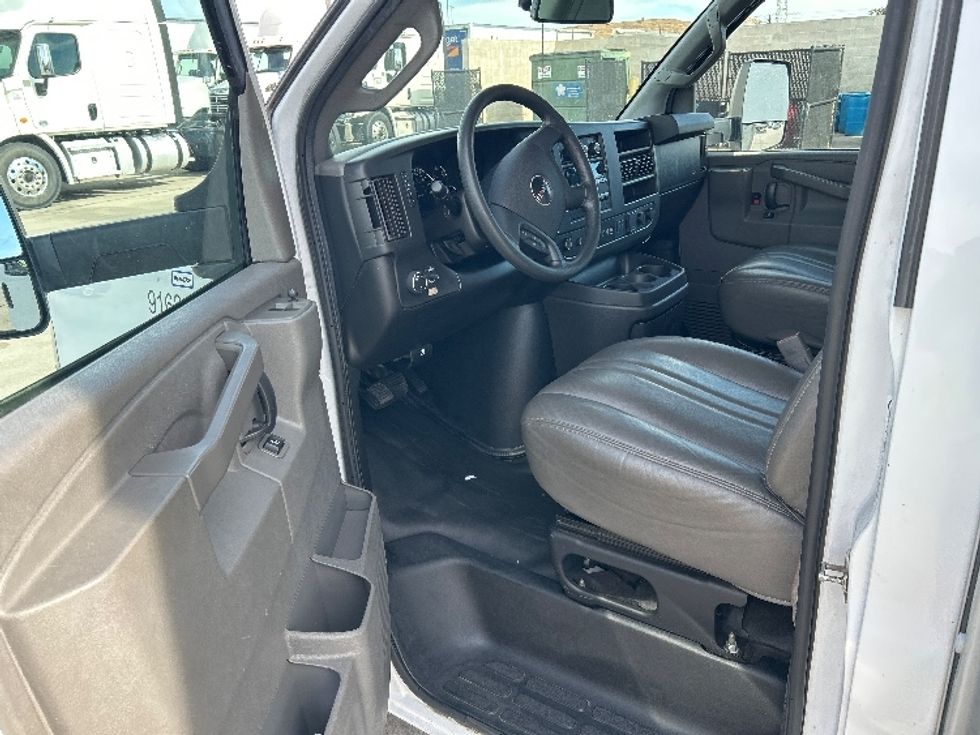 Light Duty Box Truck-Light and Medium Duty Trucks-GMC-2021-Savana G33903-Arlington-TX-83,942\n\t\tmiles-$ 31,250 - Image 16