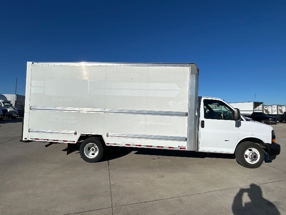 Light Duty Box Truck-Light and Medium Duty Trucks-GMC-2021-Savana G33903-Arlington-TX-96,032\n\t\tmiles-$ 29,750 - Image 12