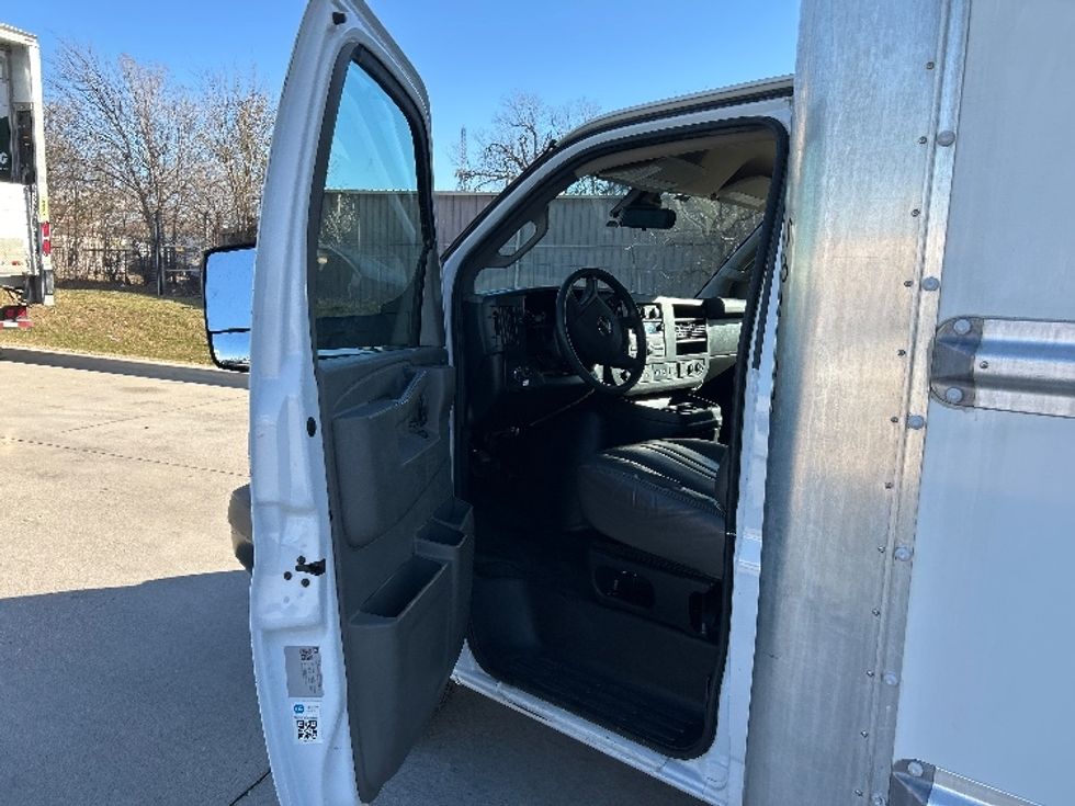 Light Duty Box Truck-Light and Medium Duty Trucks-GMC-2021-Savana G33903-Arlington-TX-96,032\n\t\tmiles-$ 29,750 - Image 13