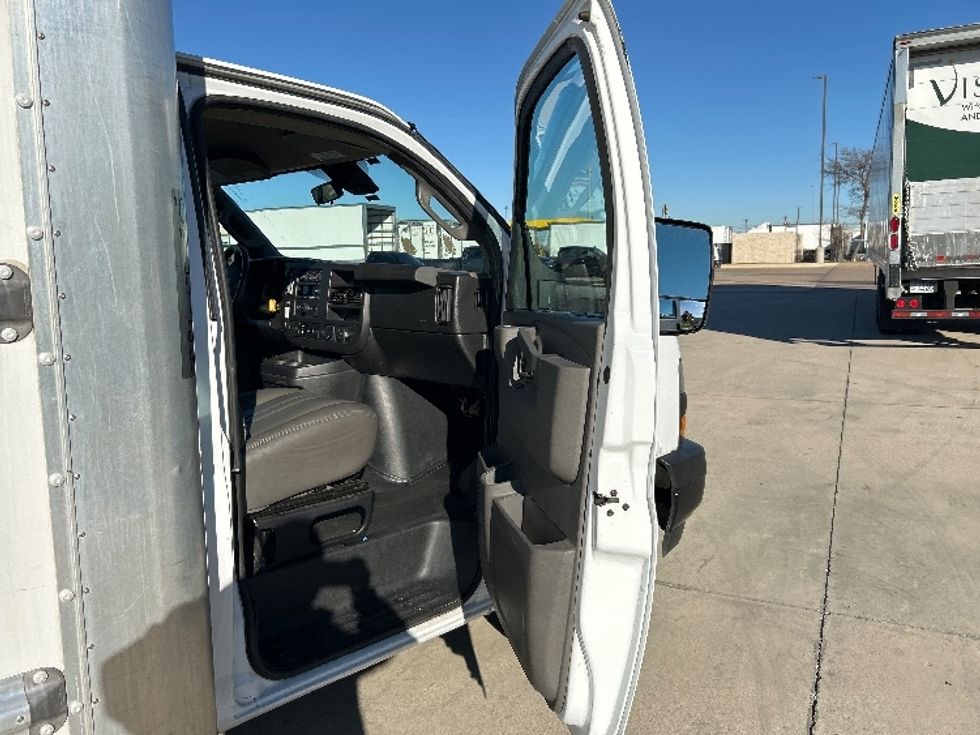 Light Duty Box Truck-Light and Medium Duty Trucks-GMC-2021-Savana G33903-Arlington-TX-96,032\n\t\tmiles-$ 29,750 - Image 17