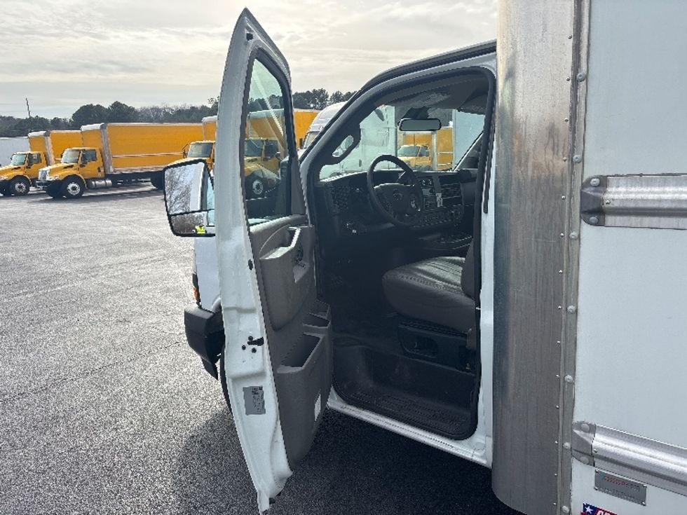Light Duty Box Truck-Light and Medium Duty Trucks-GMC-2021-Savana G33903-Atlanta-GA-112,340\n\t\tmiles-$ 29,250 - Image 16