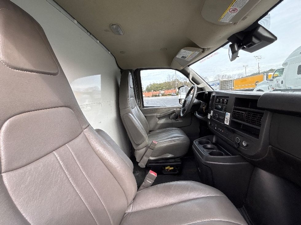 Light Duty Box Truck-Light and Medium Duty Trucks-GMC-2021-Savana G33903-Atlanta-GA-112,340\n\t\tmiles-$ 29,250 - Image 22