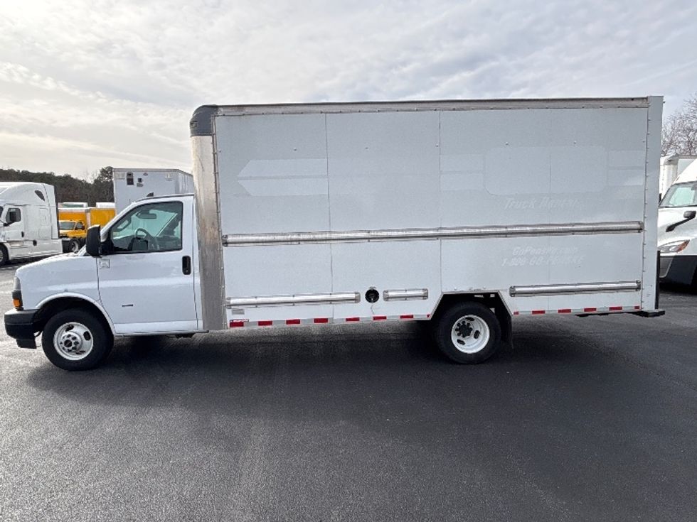 Light Duty Box Truck-Light and Medium Duty Trucks-GMC-2021-Savana G33903-Atlanta-GA-112,340\n\t\tmiles-$ 29,250 - Image 4