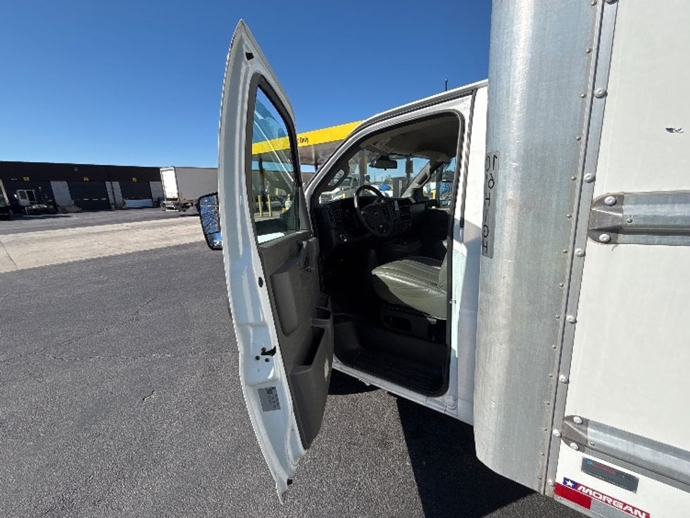 Light Duty Box Truck-Light and Medium Duty Trucks-GMC-2021-Savana G33903-Atlanta-GA-113,491\n\t\tmiles-$ 29,250 - Image 16