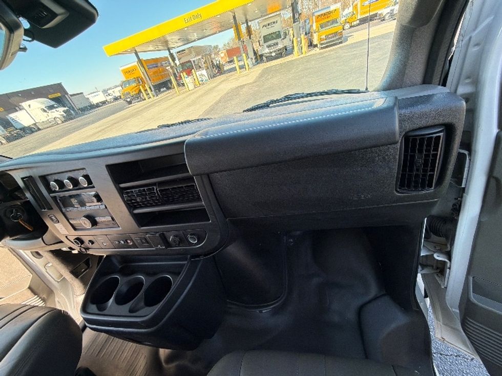 Light Duty Box Truck-Light and Medium Duty Trucks-GMC-2021-Savana G33903-Atlanta-GA-88,047\n\t\tmiles-$ 32,250 - Image 19