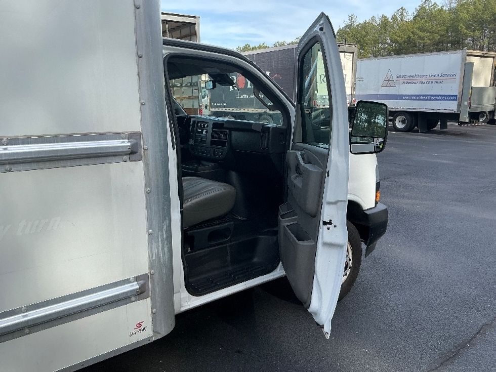 Light Duty Box Truck-Light and Medium Duty Trucks-GMC-2021-Savana G33903-Atlanta-GA-91,010\n\t\tmiles-$ 31,750 - Image 20