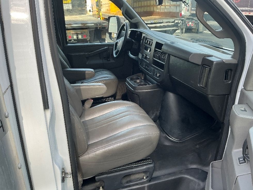 Light Duty Box Truck-Light and Medium Duty Trucks-GMC-2021-Savana G33903-Atlanta-GA-91,010\n\t\tmiles-$ 31,750 - Image 22