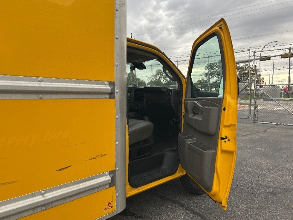 Light Duty Box Truck-Light and Medium Duty Trucks-GMC-2021-Savana G33903-Austin-TX-91,547\n\t\tmiles-$ 27,250 - Image 20