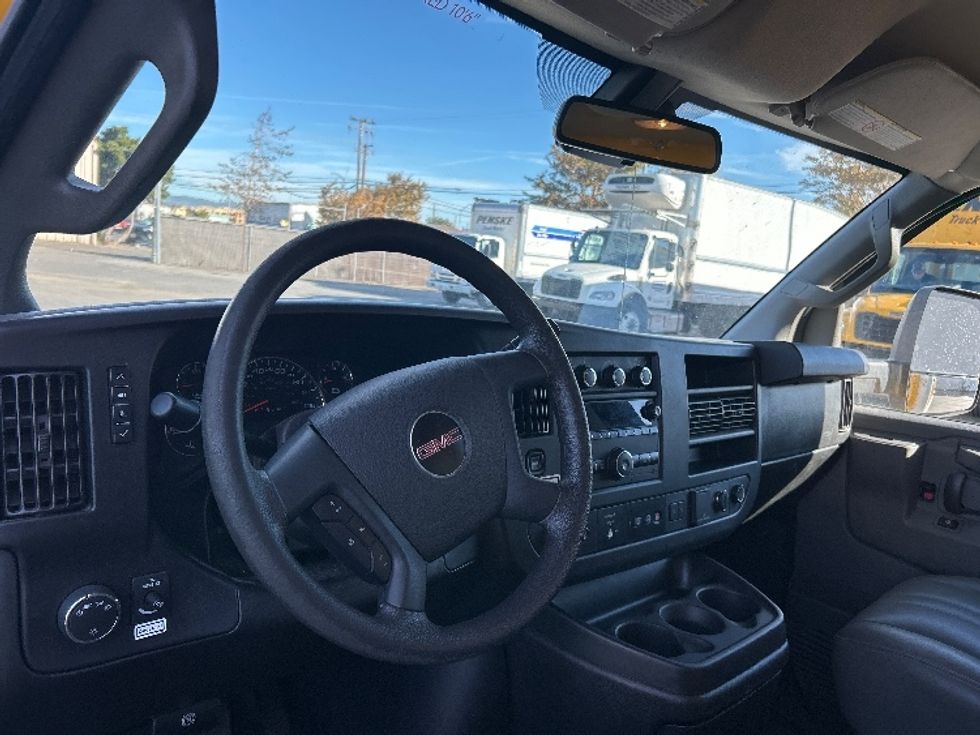 Light Duty Box Truck-Light and Medium Duty Trucks-GMC-2021-Savana G33903-Bakersfield-CA-100,799\n\t\tmiles-$ 27,500 - Image 17