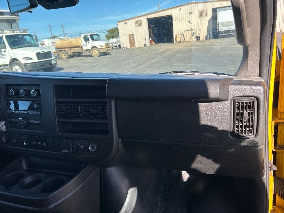 Light Duty Box Truck-Light and Medium Duty Trucks-GMC-2021-Savana G33903-Bakersfield-CA-100,799\n\t\tmiles-$ 27,500 - Image 21