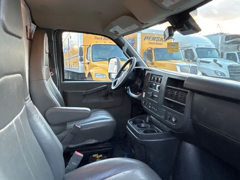 Light Duty Box Truck-Light and Medium Duty Trucks-GMC-2021-Savana G33903-Baltimore-MD-89,450\n\t\tmiles-$ 29,750 - Image 22