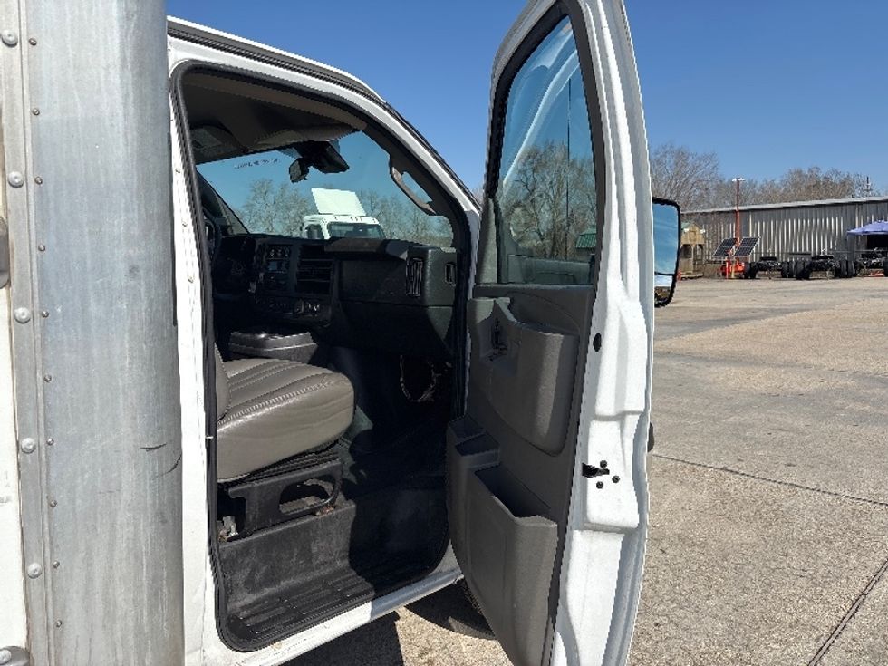 Light Duty Box Truck-Light and Medium Duty Trucks-GMC-2021-Savana G33903-Baton Rouge-LA-129,109\n\t\tmiles-$ 25,750 - Image 17