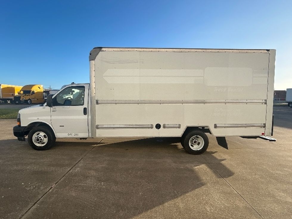 Light Duty Box Truck-Light and Medium Duty Trucks-GMC-2021-Savana G33903-Beaumont-TX-102,283\n\t\tmiles-$ 29,000 - Image 4