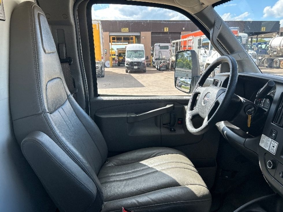 Light Duty Box Truck-Light and Medium Duty Trucks-GMC-2021-Savana G33903-Beaumont-TX-111,065\n\t\tmiles-$ 26,750 - Image 21