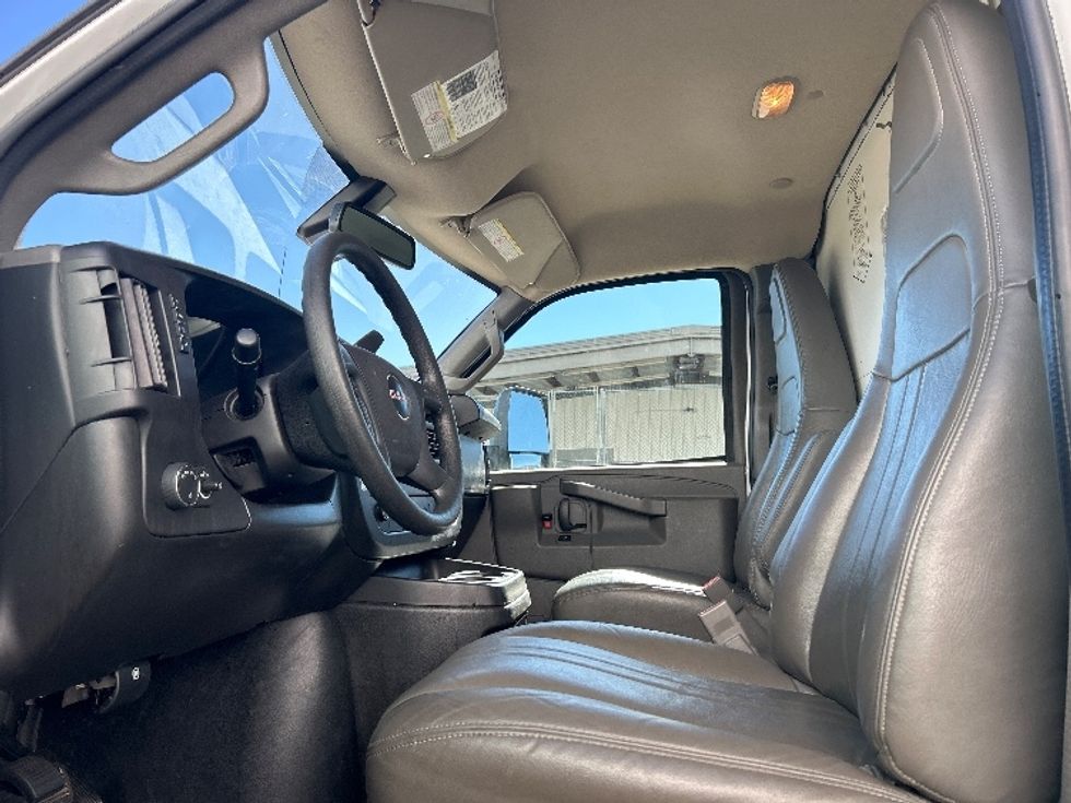 Light Duty Box Truck-Light and Medium Duty Trucks-GMC-2021-Savana G33903-Beaumont-TX-122,535\n\t\tmiles-$ 26,750 - Image 15