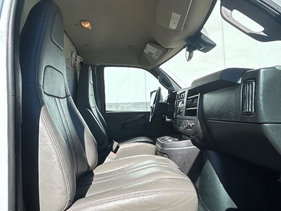 Light Duty Box Truck-Light and Medium Duty Trucks-GMC-2021-Savana G33903-Beaumont-TX-122,535\n\t\tmiles-$ 26,750 - Image 19