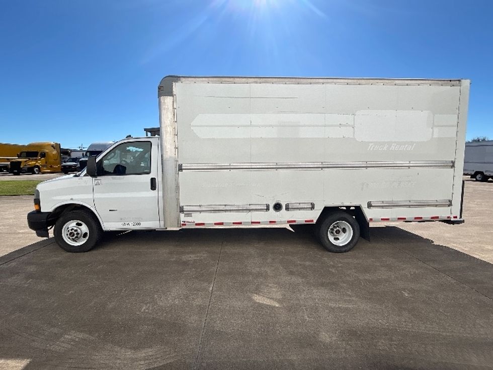 Light Duty Box Truck-Light and Medium Duty Trucks-GMC-2021-Savana G33903-Beaumont-TX-122,535\n\t\tmiles-$ 26,750 - Image 4