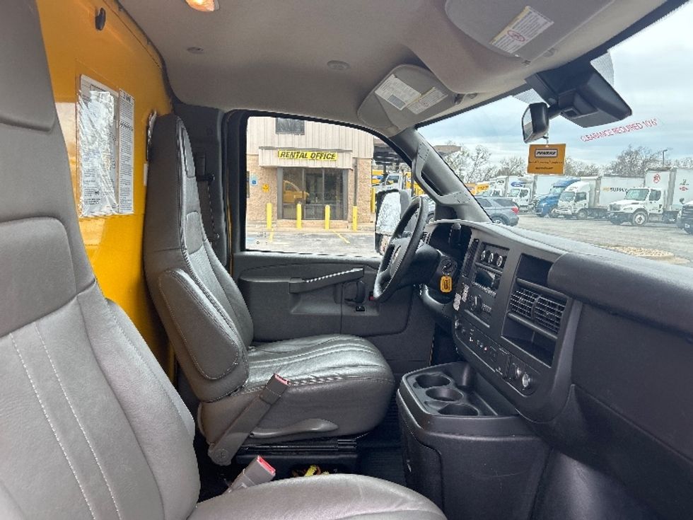 Light Duty Box Truck-Light and Medium Duty Trucks-GMC-2021-Savana G33903-Beaumont-TX-90,352\n\t\tmiles-$ 27,500 - Image 22