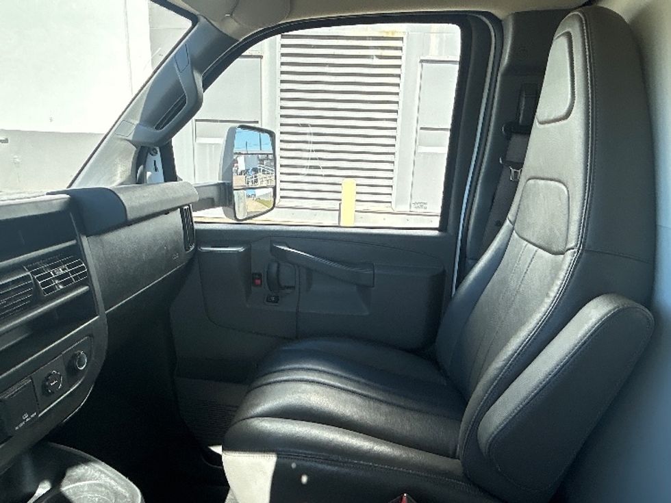 Light Duty Box Truck-Light and Medium Duty Trucks-GMC-2021-Savana G33903-Beaumont-TX-98,428\n\t\tmiles-$ 29,500 - Image 18
