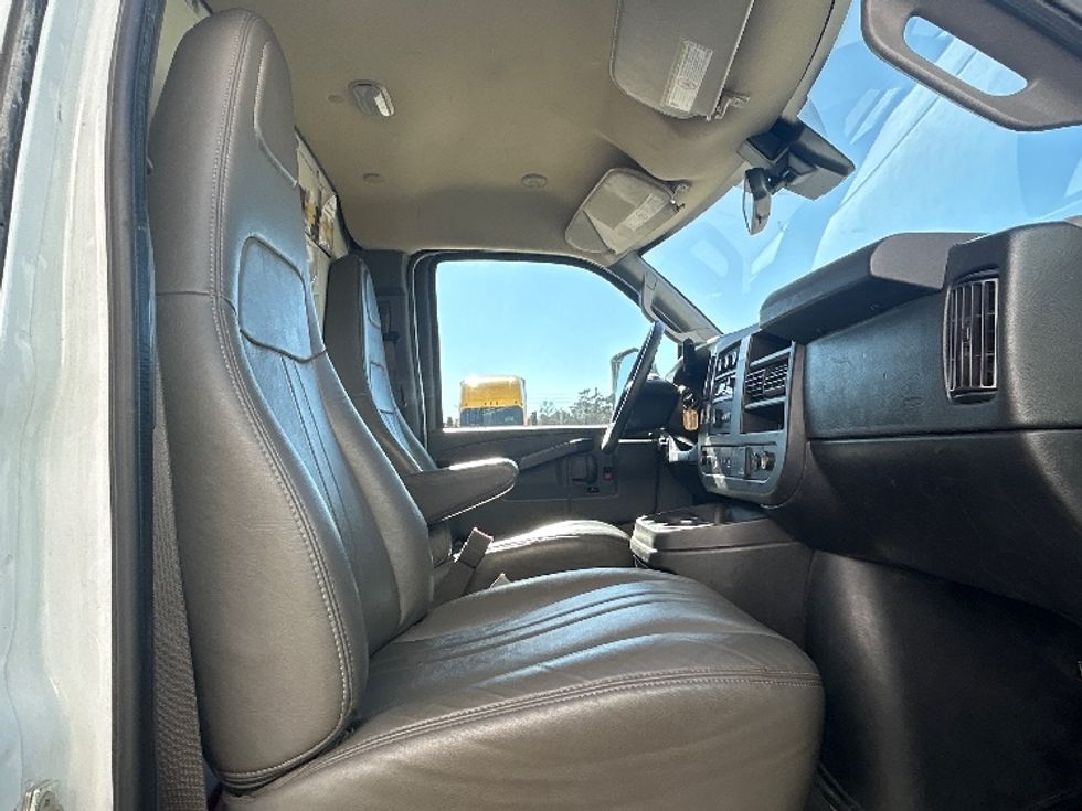 Light Duty Box Truck-Light and Medium Duty Trucks-GMC-2021-Savana G33903-Beaumont-TX-98,428\n\t\tmiles-$ 29,500 - Image 19