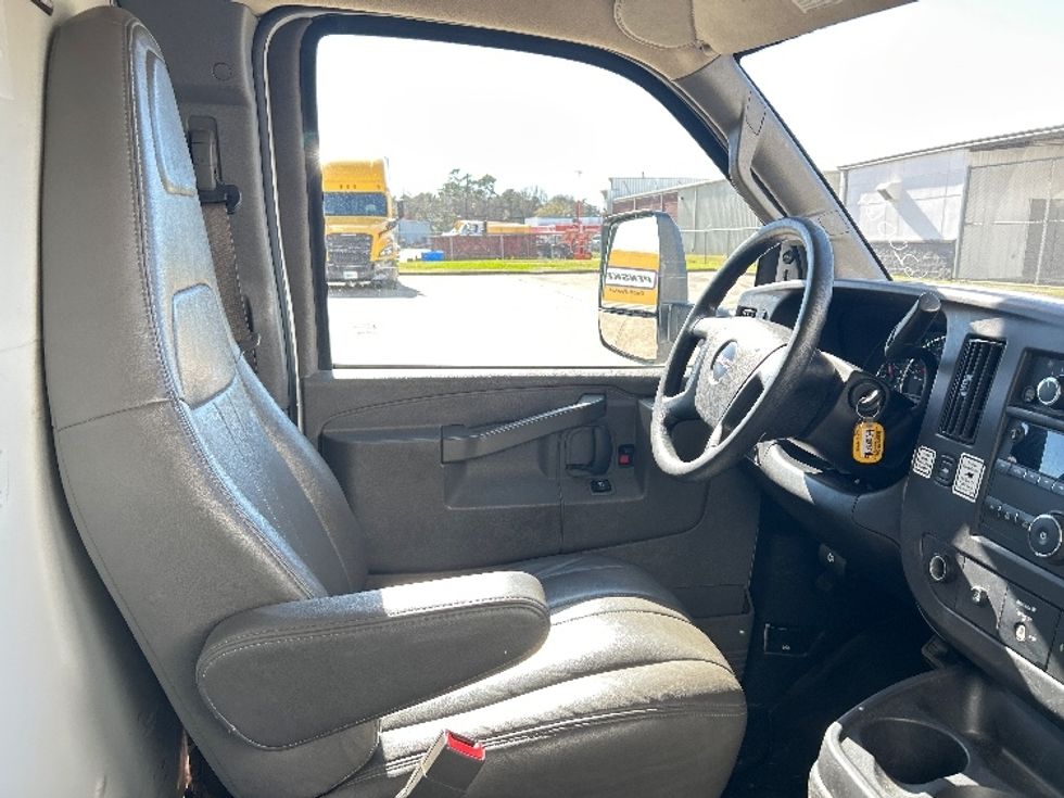 Light Duty Box Truck-Light and Medium Duty Trucks-GMC-2021-Savana G33903-Beaumont-TX-98,428\n\t\tmiles-$ 29,500 - Image 21