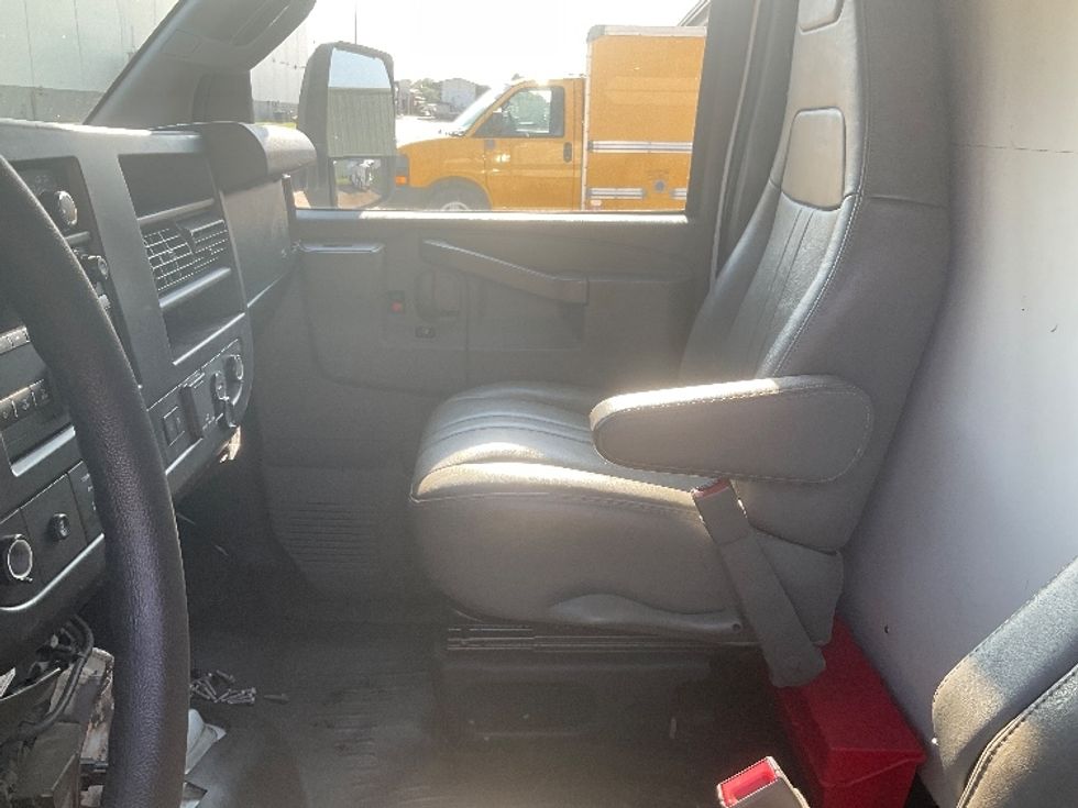 Light Duty Box Truck-Light and Medium Duty Trucks-GMC-2021-Savana G33903-Beaumont-TX-99,392\n\t\tmiles-$ 12,000 - Image 18