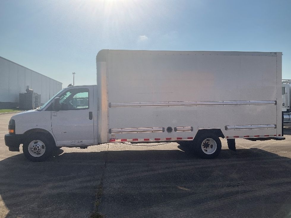 Light Duty Box Truck-Light and Medium Duty Trucks-GMC-2021-Savana G33903-Beaumont-TX-99,392\n\t\tmiles-$ 12,000 - Image 4