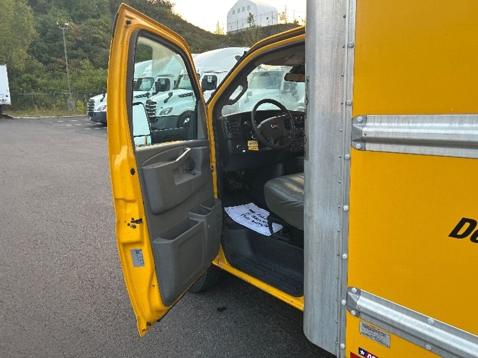Light Duty Box Truck-Light and Medium Duty Trucks-GMC-2021-Savana G33903-Binghamton-NY-83,232\n\t\tmiles-$ 25,500 - Image 15