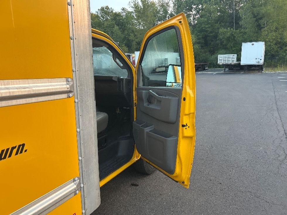 Light Duty Box Truck-Light and Medium Duty Trucks-GMC-2021-Savana G33903-Binghamton-NY-83,232\n\t\tmiles-$ 25,500 - Image 19