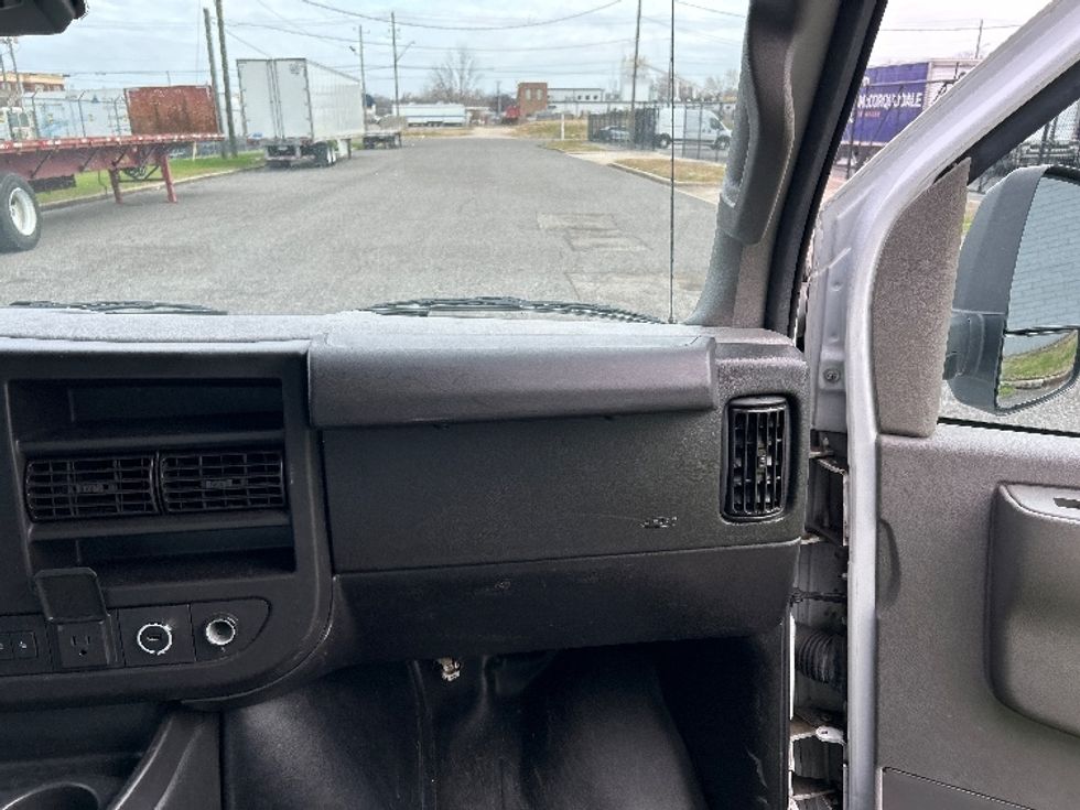 Light Duty Box Truck-Light and Medium Duty Trucks-GMC-2021-Savana G33903-Birmingham-AL-122,234\n\t\tmiles-$ 28,000 - Image 20