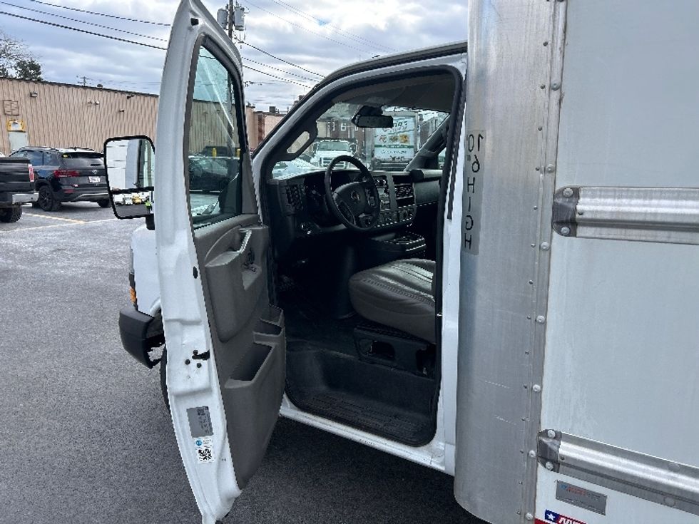 Light Duty Box Truck-Light and Medium Duty Trucks-GMC-2021-Savana G33903-Braintree-MA-100,199\n\t\tmiles-$ 27,750 - Image 16