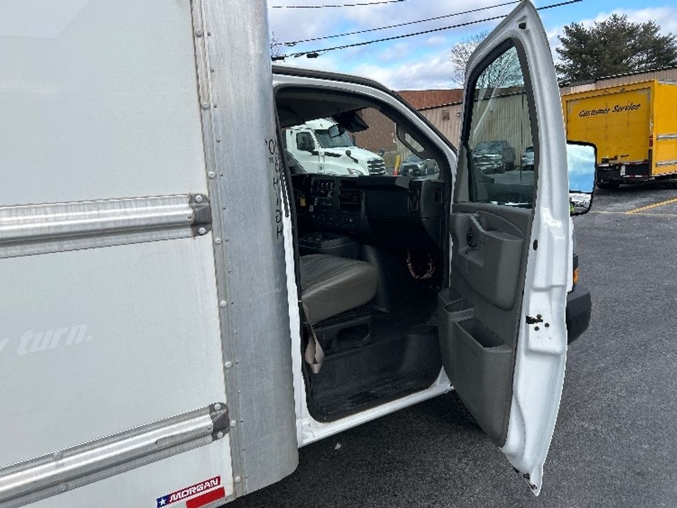Light Duty Box Truck-Light and Medium Duty Trucks-GMC-2021-Savana G33903-Braintree-MA-100,199\n\t\tmiles-$ 27,750 - Image 20