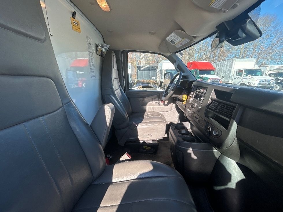 Light Duty Box Truck-Light and Medium Duty Trucks-GMC-2021-Savana G33903-Braintree-MA-102,149\n\t\tmiles-$ 27,500 - Image 22