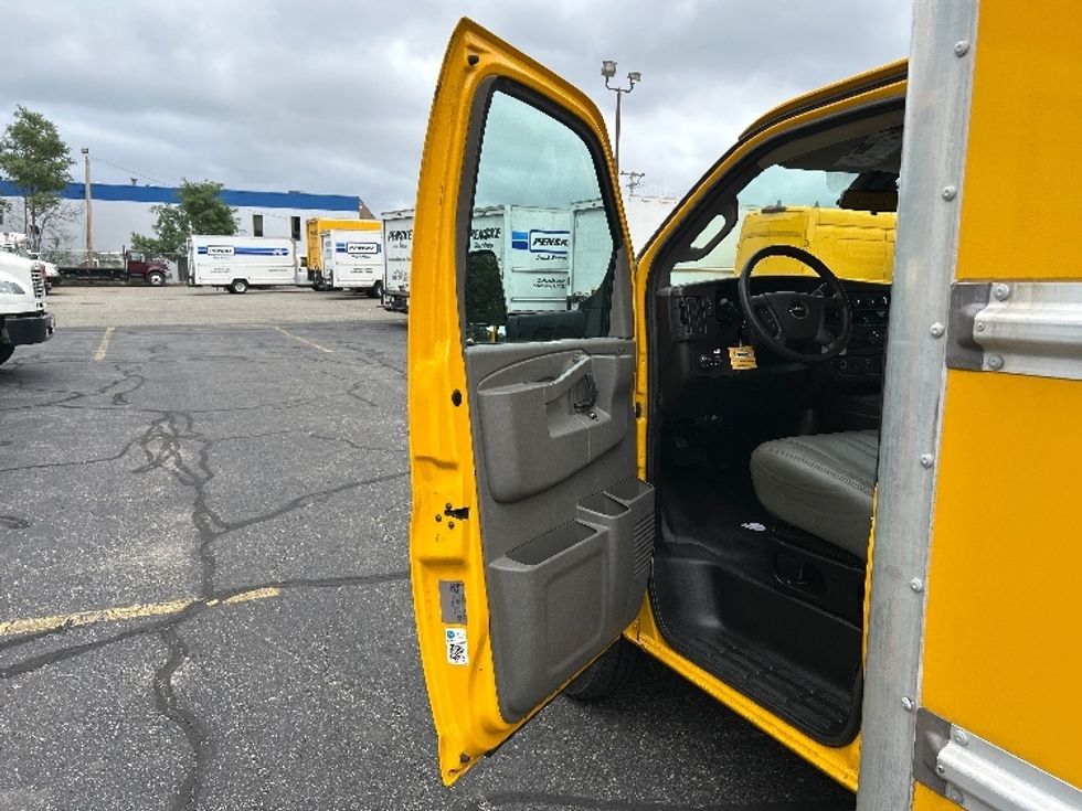 Light Duty Box Truck-Light and Medium Duty Trucks-GMC-2021-Savana G33903-Braintree-MA-116,856\n\t\tmiles-$ 20,500 - Image 16