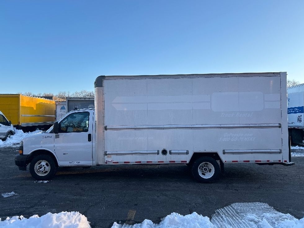 Light Duty Box Truck-Light and Medium Duty Trucks-GMC-2021-Savana G33903-Braintree-MA-120,978\n\t\tmiles-$ 25,500 - Image 4