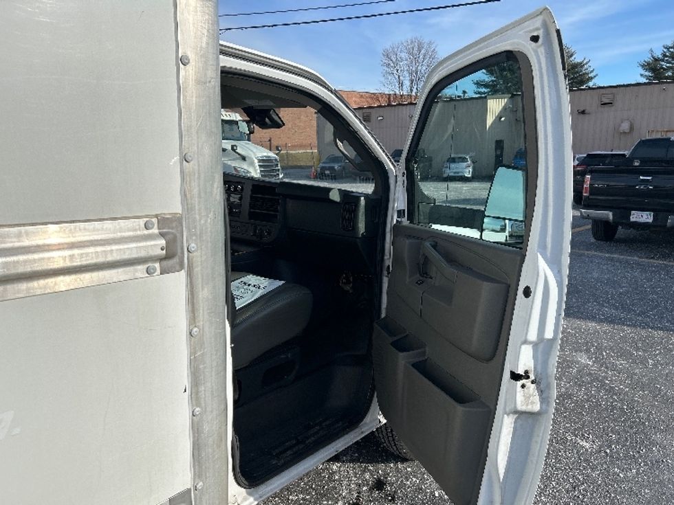 Light Duty Box Truck-Light and Medium Duty Trucks-GMC-2021-Savana G33903-Braintree-MA-90,400\n\t\tmiles-$ 28,750 - Image 20