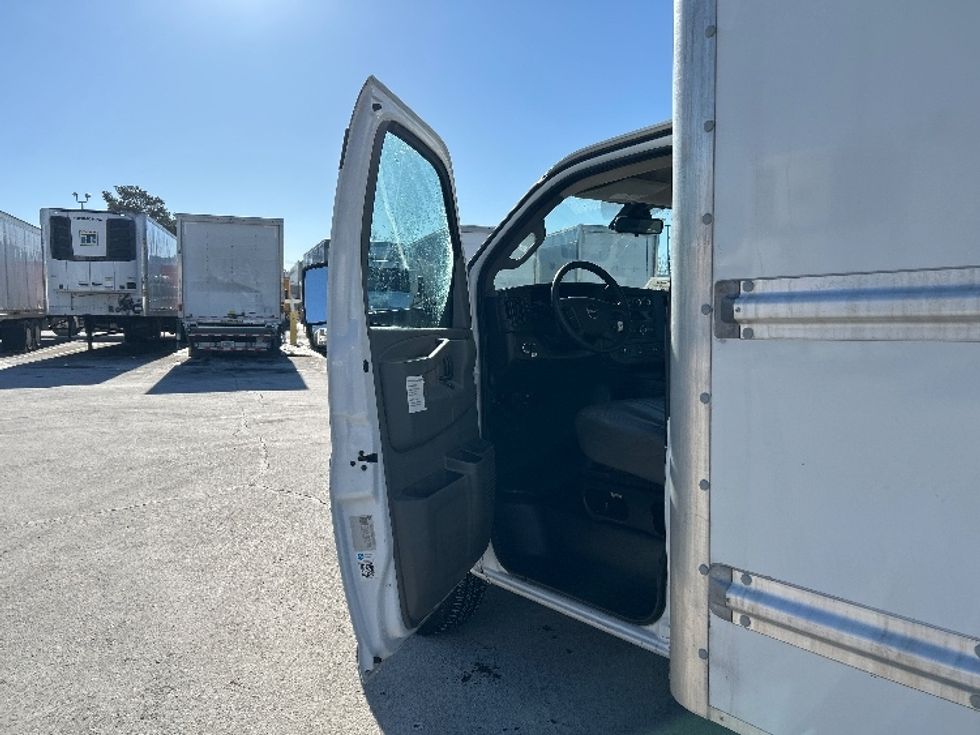 Light Duty Box Truck-Light and Medium Duty Trucks-GMC-2021-Savana G33903-Brooklyn Park-MN-107,240\n\t\tmiles-$ 29,000 - Image 16