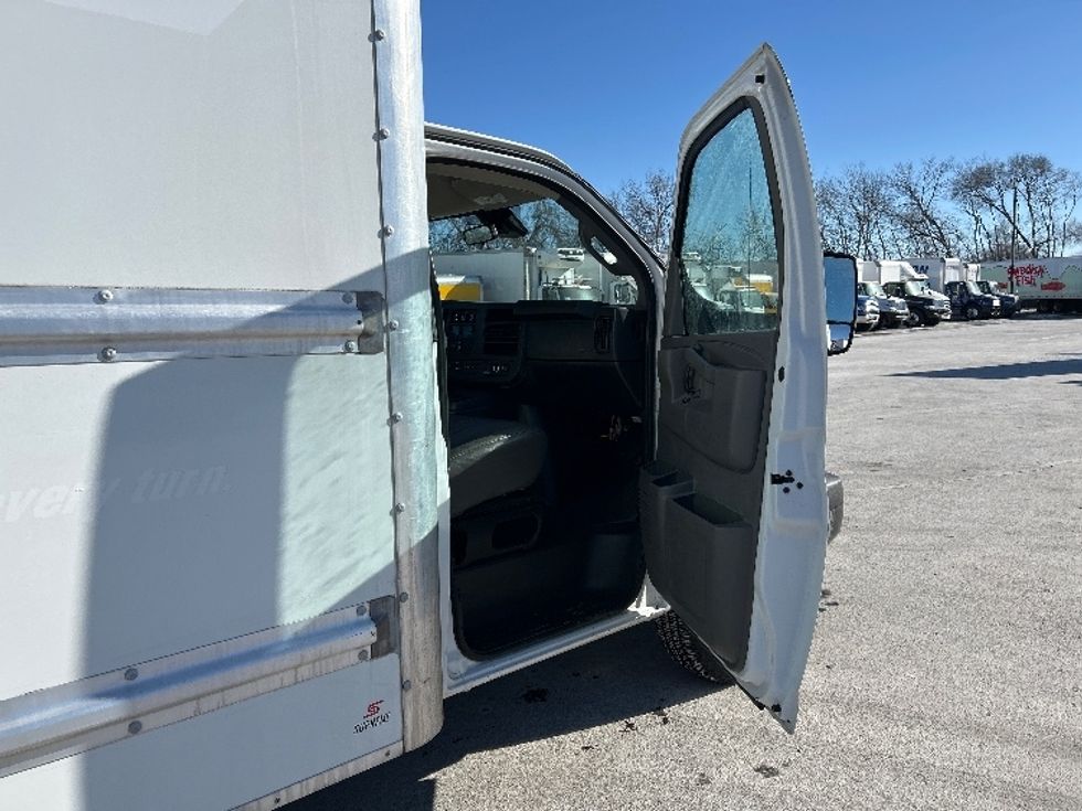 Light Duty Box Truck-Light and Medium Duty Trucks-GMC-2021-Savana G33903-Brooklyn Park-MN-107,240\n\t\tmiles-$ 29,000 - Image 20