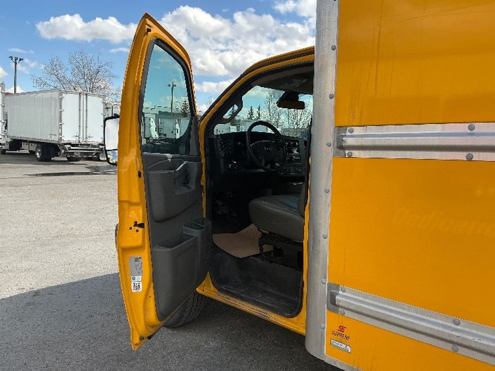 Light Duty Box Truck-Light and Medium Duty Trucks-GMC-2021-Savana G33903-Calgary-AB-143,597\n\t\tkm-$ 33,000 - Image 16