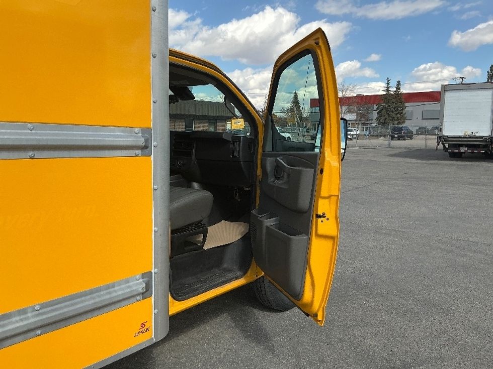 Light Duty Box Truck-Light and Medium Duty Trucks-GMC-2021-Savana G33903-Calgary-AB-143,597\n\t\tkm-$ 33,000 - Image 20
