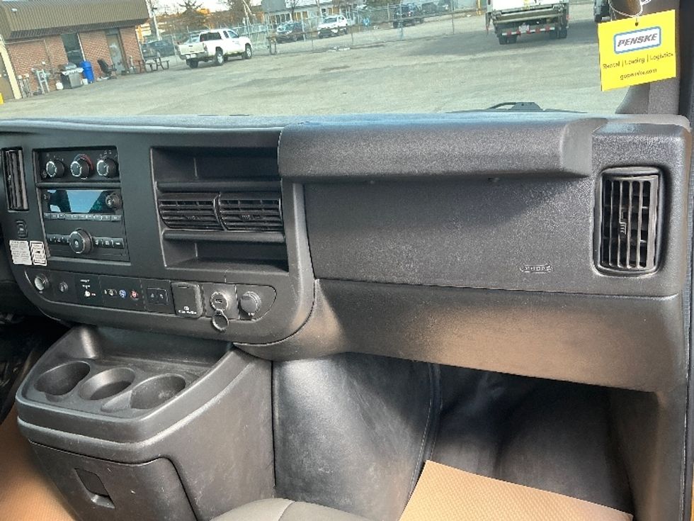 Light Duty Box Truck-Light and Medium Duty Trucks-GMC-2021-Savana G33903-Calgary-AB-143,597\n\t\tkm-$ 33,000 - Image 21