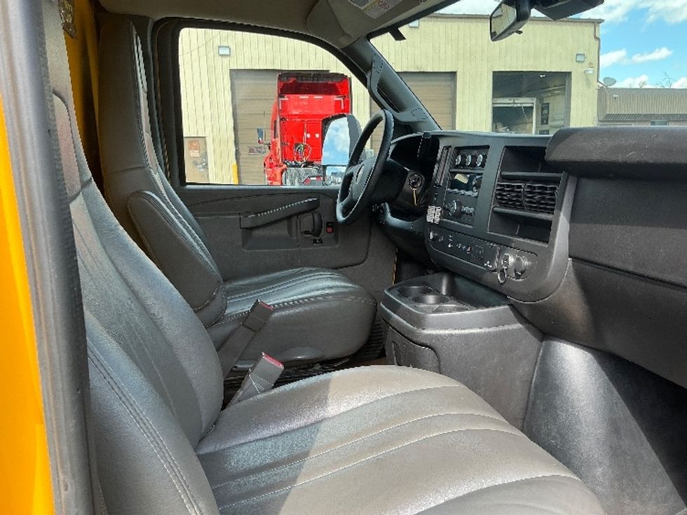 Light Duty Box Truck-Light and Medium Duty Trucks-GMC-2021-Savana G33903-Calgary-AB-143,597\n\t\tkm-$ 33,000 - Image 22