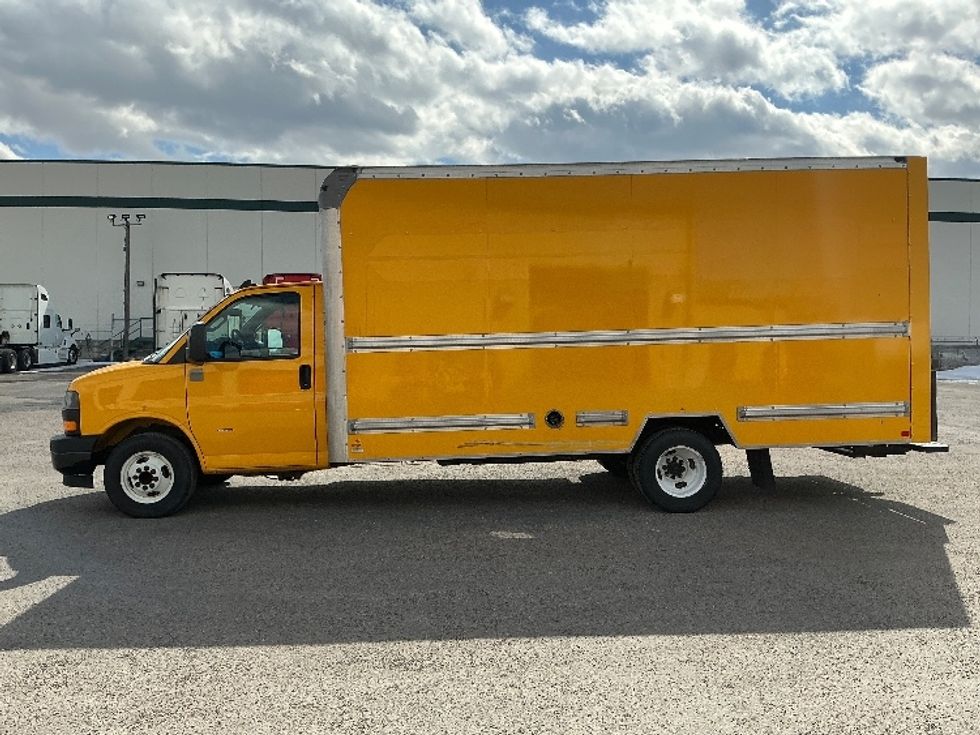 Light Duty Box Truck-Light and Medium Duty Trucks-GMC-2021-Savana G33903-Calgary-AB-143,597\n\t\tkm-$ 33,000 - Image 4