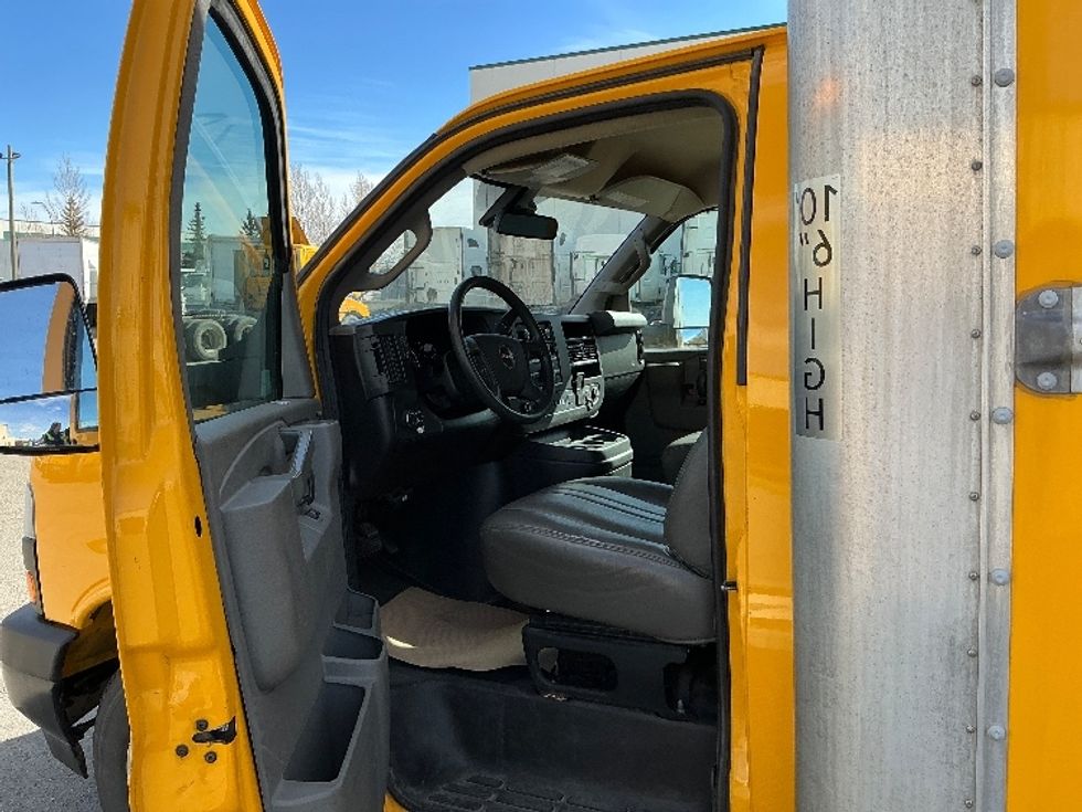 Light Duty Box Truck-Light and Medium Duty Trucks-GMC-2021-Savana G33903-Calgary-AB-153,393\n\t\tkm-$ 33,000 - Image 15