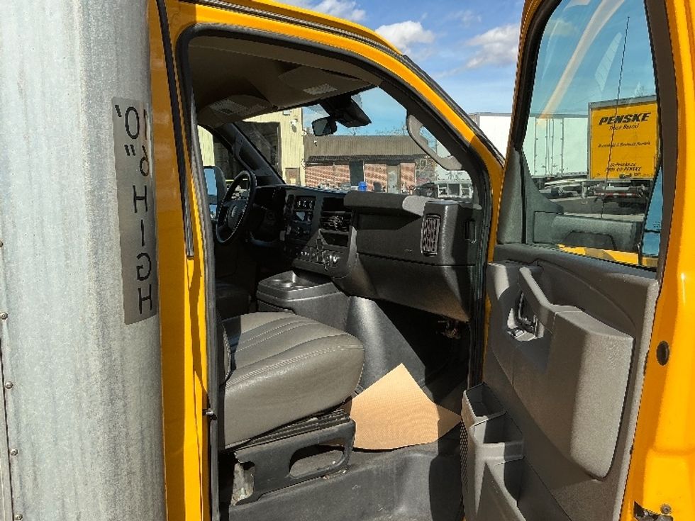 Light Duty Box Truck-Light and Medium Duty Trucks-GMC-2021-Savana G33903-Calgary-AB-153,393\n\t\tkm-$ 33,000 - Image 16