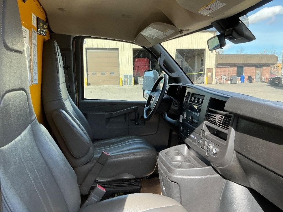 Light Duty Box Truck-Light and Medium Duty Trucks-GMC-2021-Savana G33903-Calgary-AB-153,393\n\t\tkm-$ 33,000 - Image 21