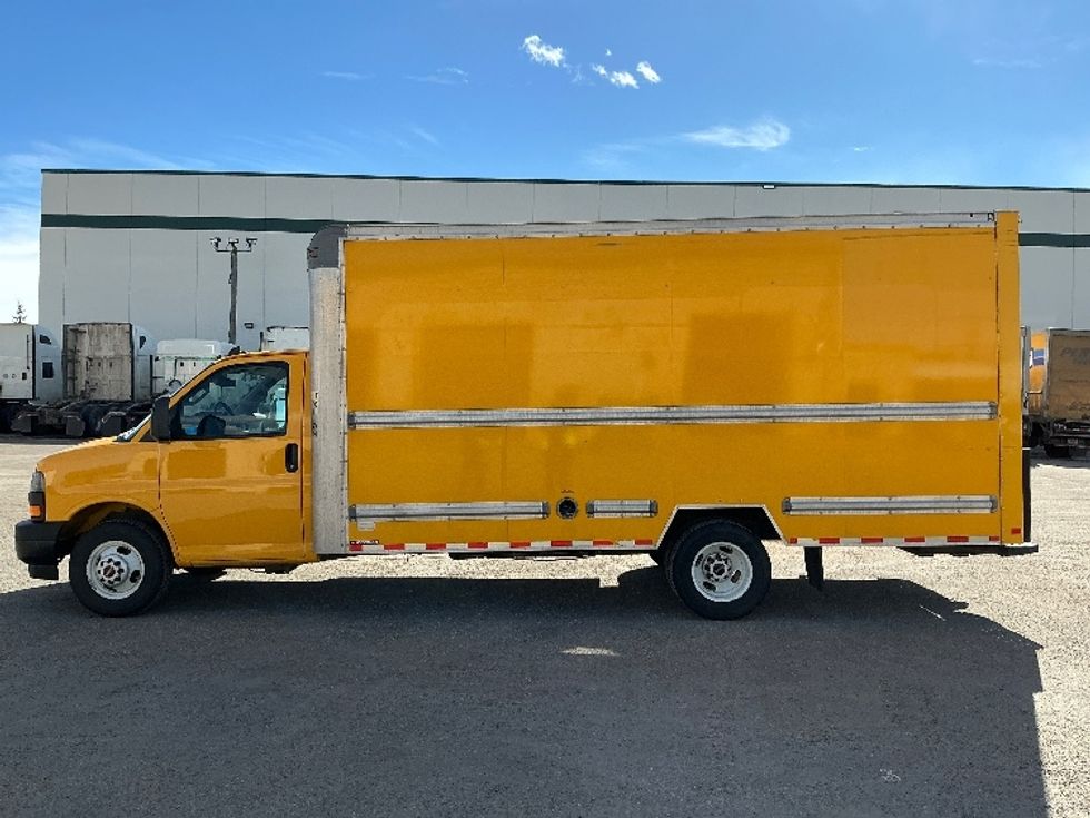 Light Duty Box Truck-Light and Medium Duty Trucks-GMC-2021-Savana G33903-Calgary-AB-153,393\n\t\tkm-$ 33,000 - Image 3